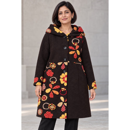 Modelo con abrigo marrón oscuro con flores en relieve en tonos rojos, naranjas y amarillos, cuello envolvente y botones - POLITA 1482788A.
