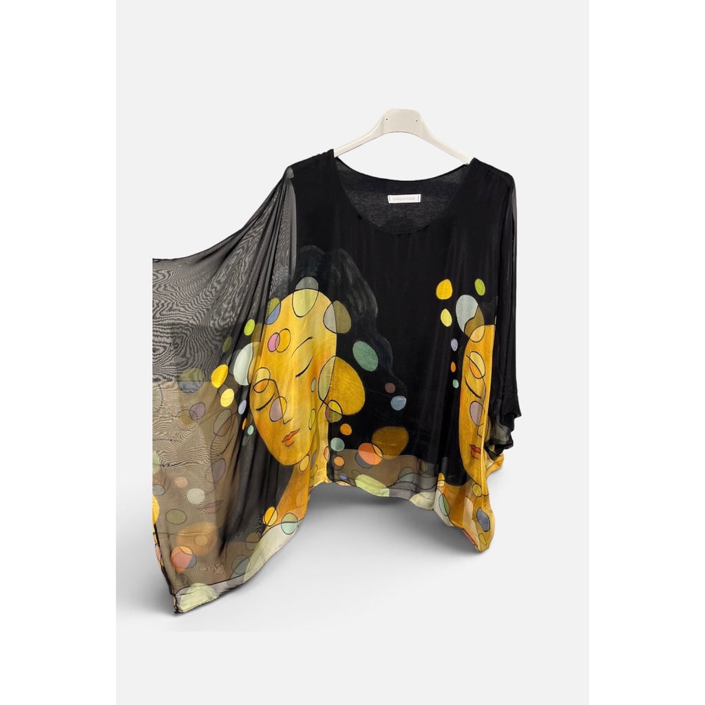 Blusa fluida con estampado artístico y mangas amplias