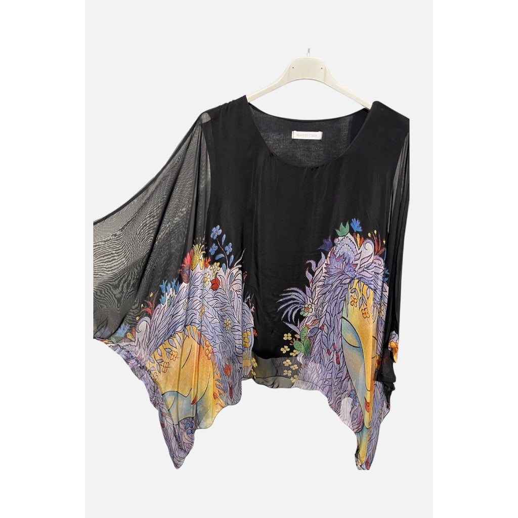 Blusa fluida con estampado artístico y mangas amplias