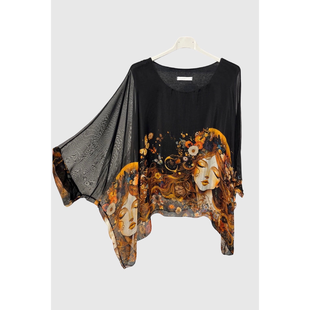 Blusa fluida con estampado artístico y mangas amplias