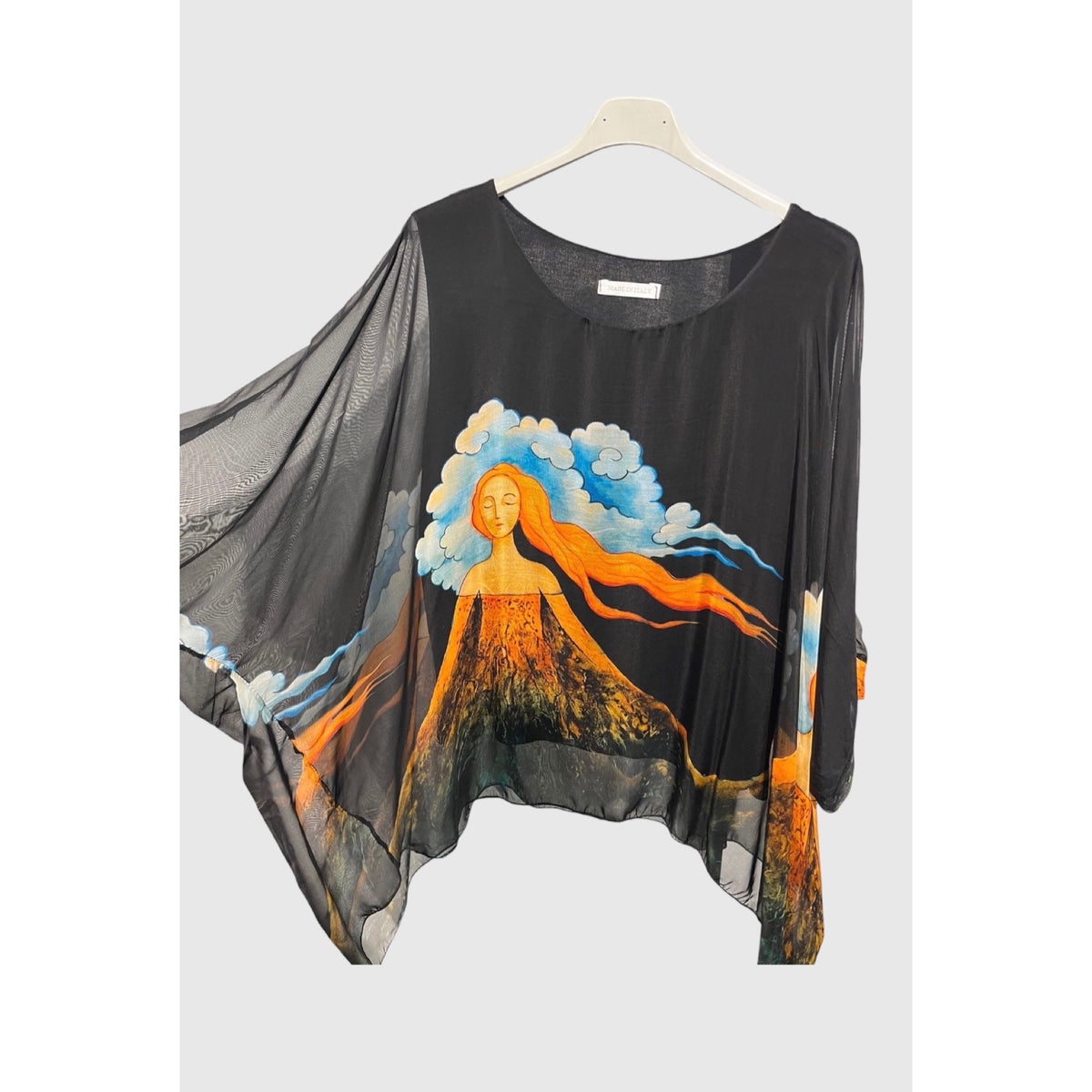 Blusa fluida con estampado artístico y mangas amplias