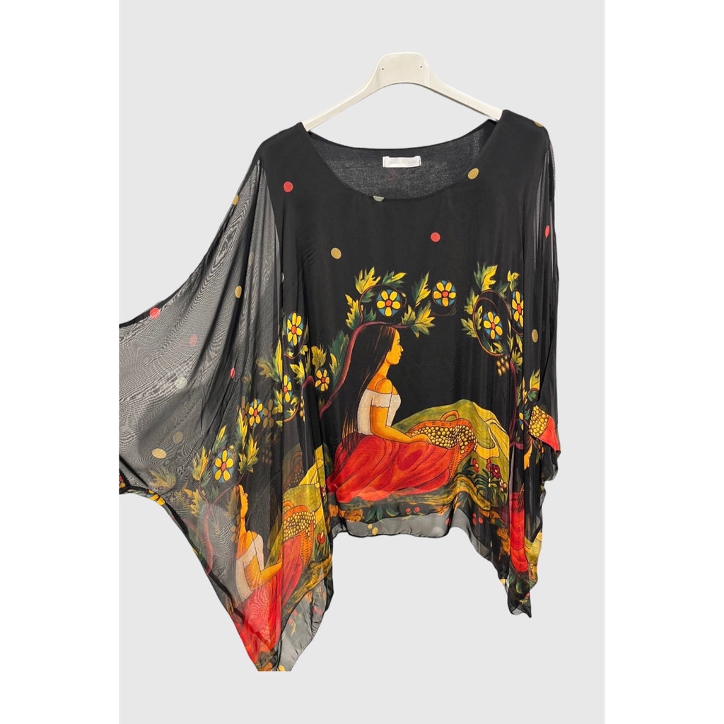 Blusa fluida con estampado artístico y mangas amplias