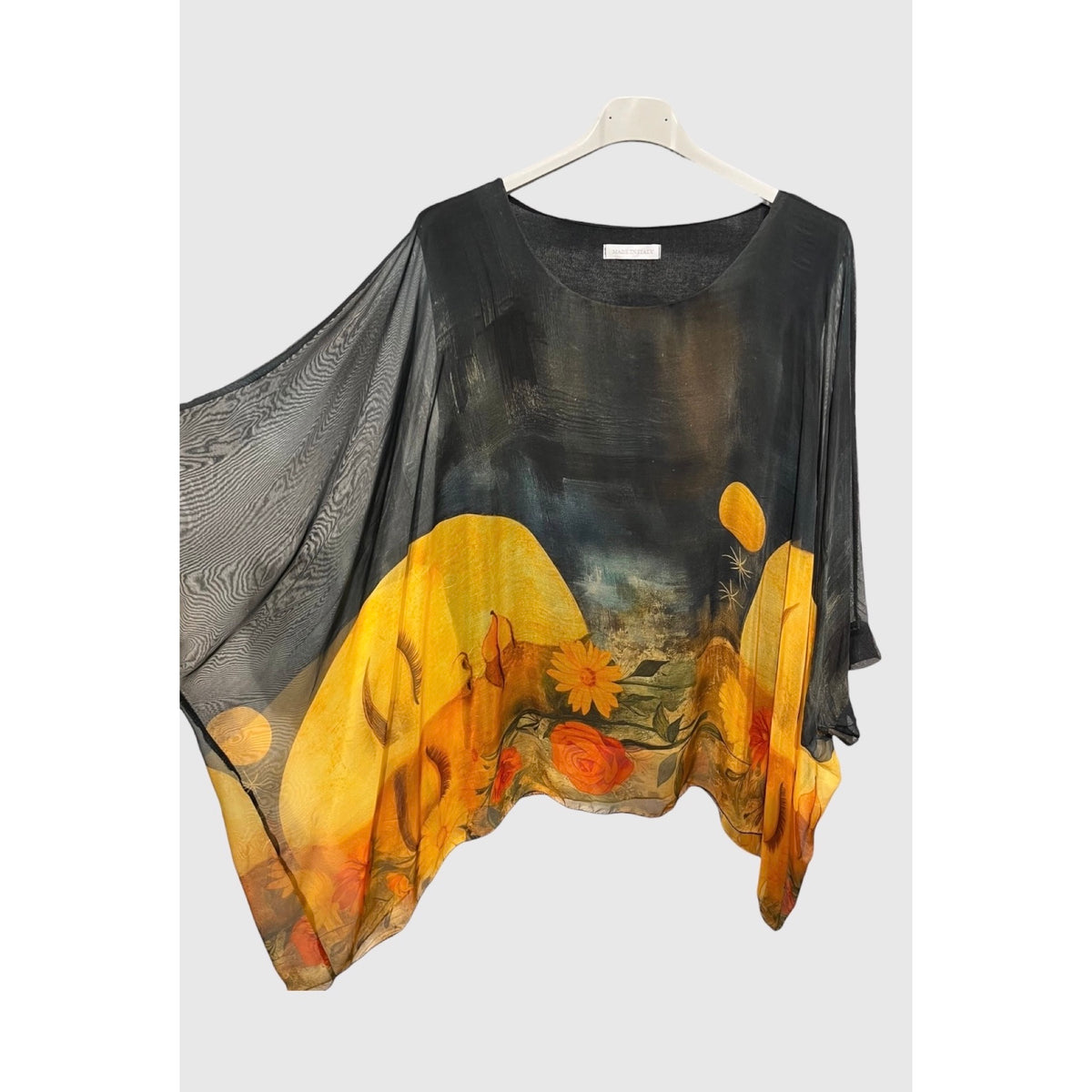 Blusa fluida con estampado artístico y mangas amplias