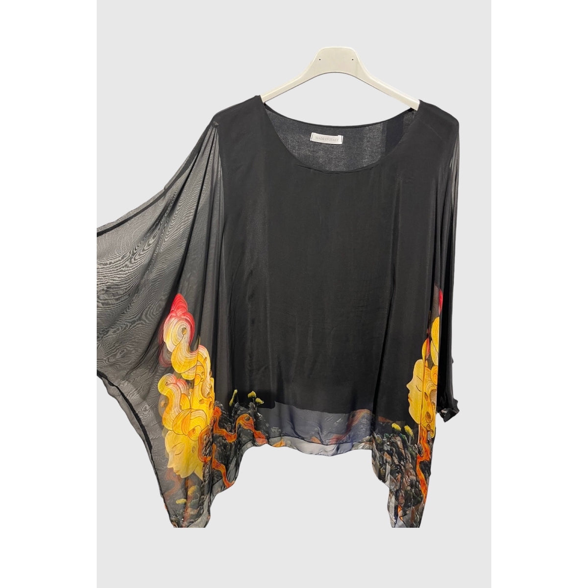 Blusa fluida con estampado artístico y mangas amplias