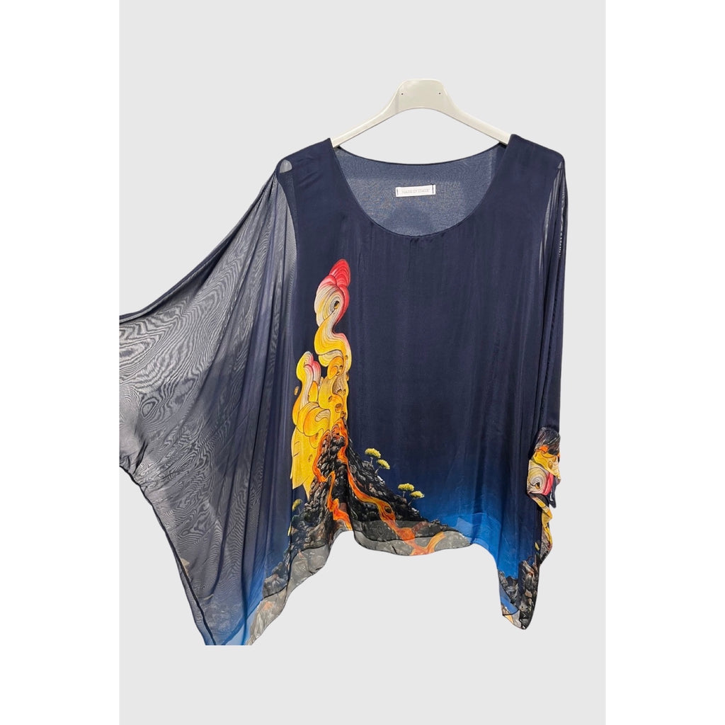 Blusa fluida con estampado artístico y mangas amplias