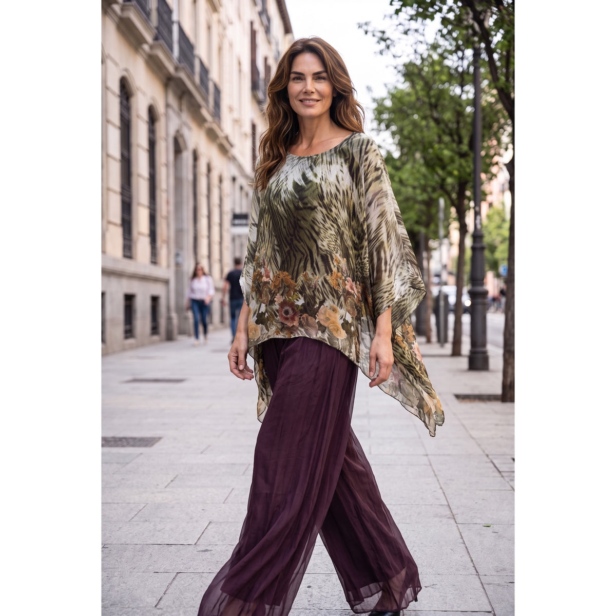 Blusa de seda en tonos kaki con animal print, flores y bajo asimétrico, vista puesta - POLITA 14131003B