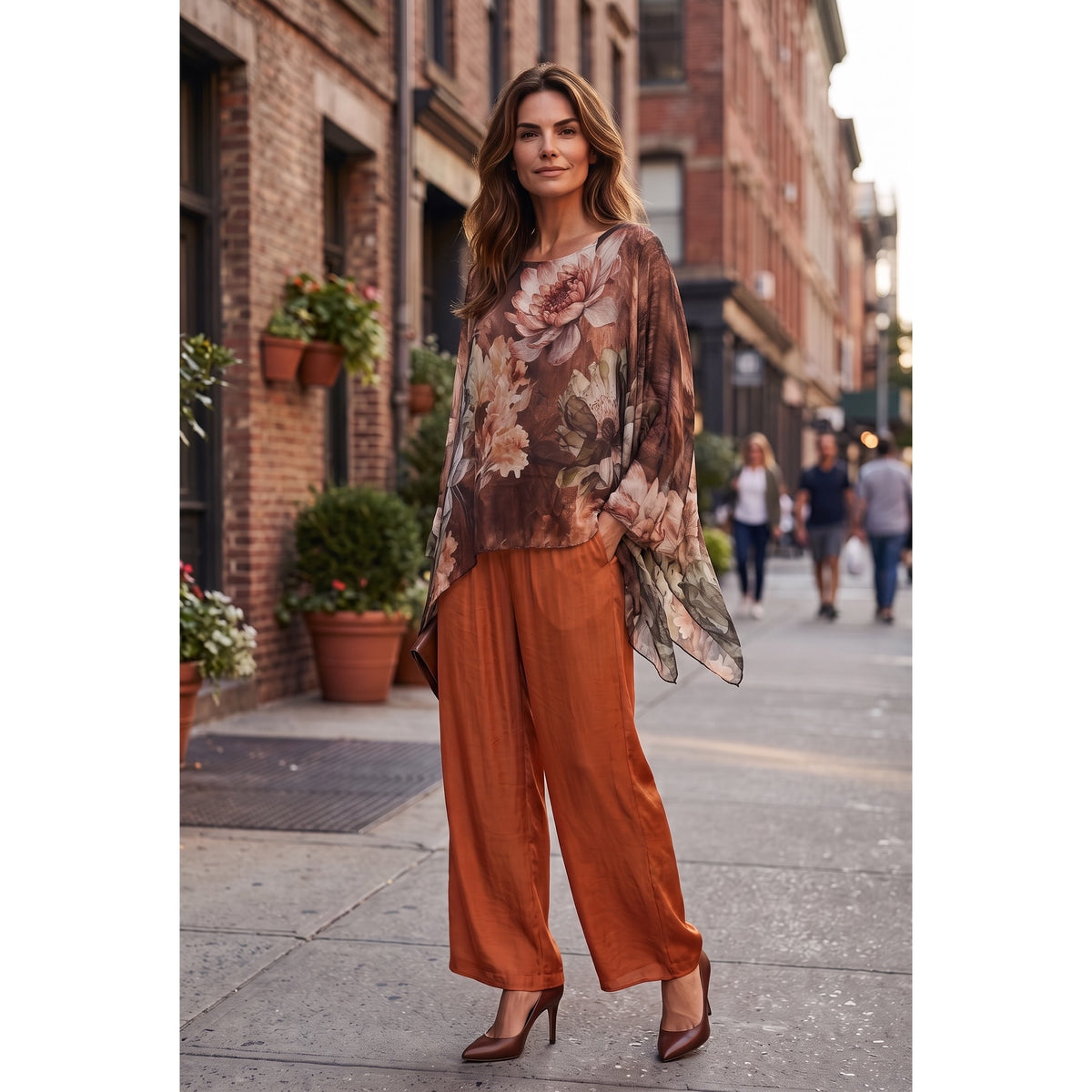 Blusa de seda con grandes flores en tonos tierra y bajo asimétrico, vista puesta - POLITA 14131003A