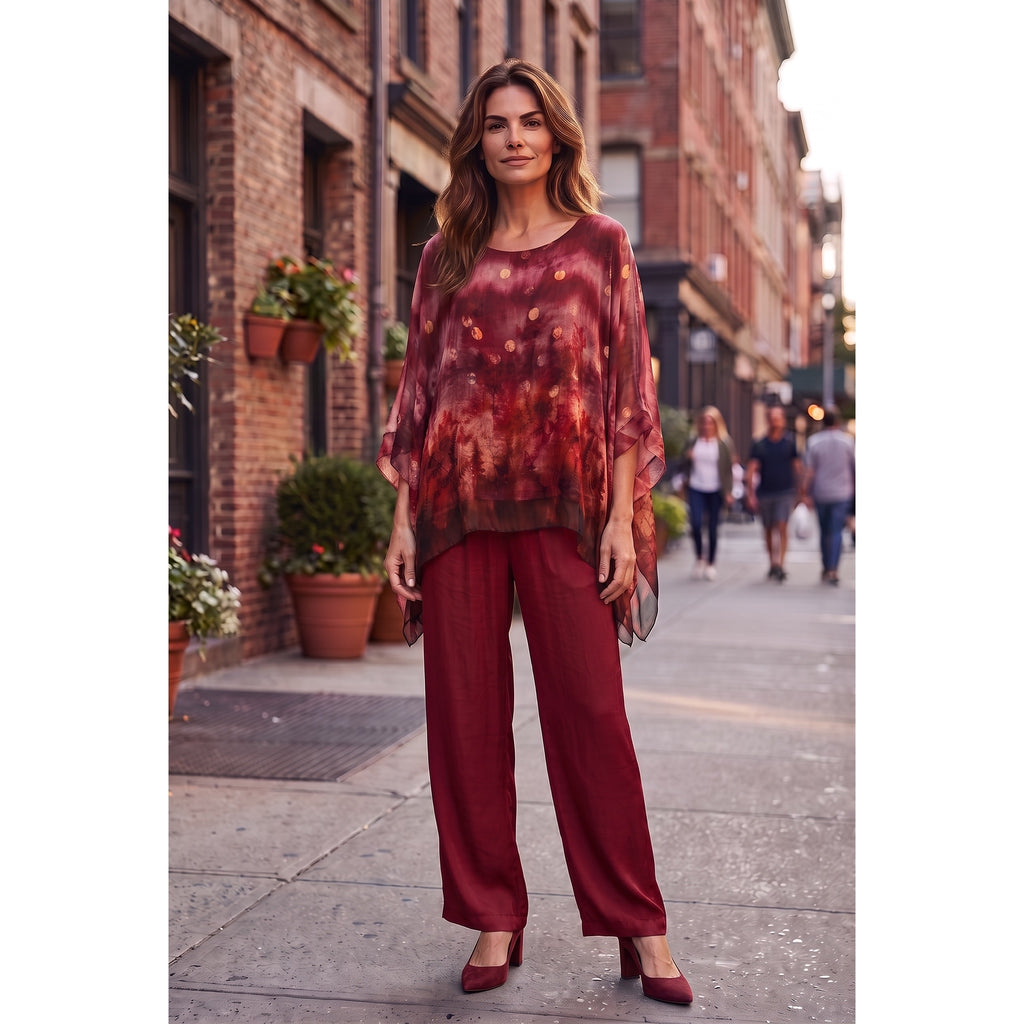 Blusa de seda en tonos rojizos con lunares, motivos vegetales y bajo asimétrico, vista puesta - POLITA 14131003C