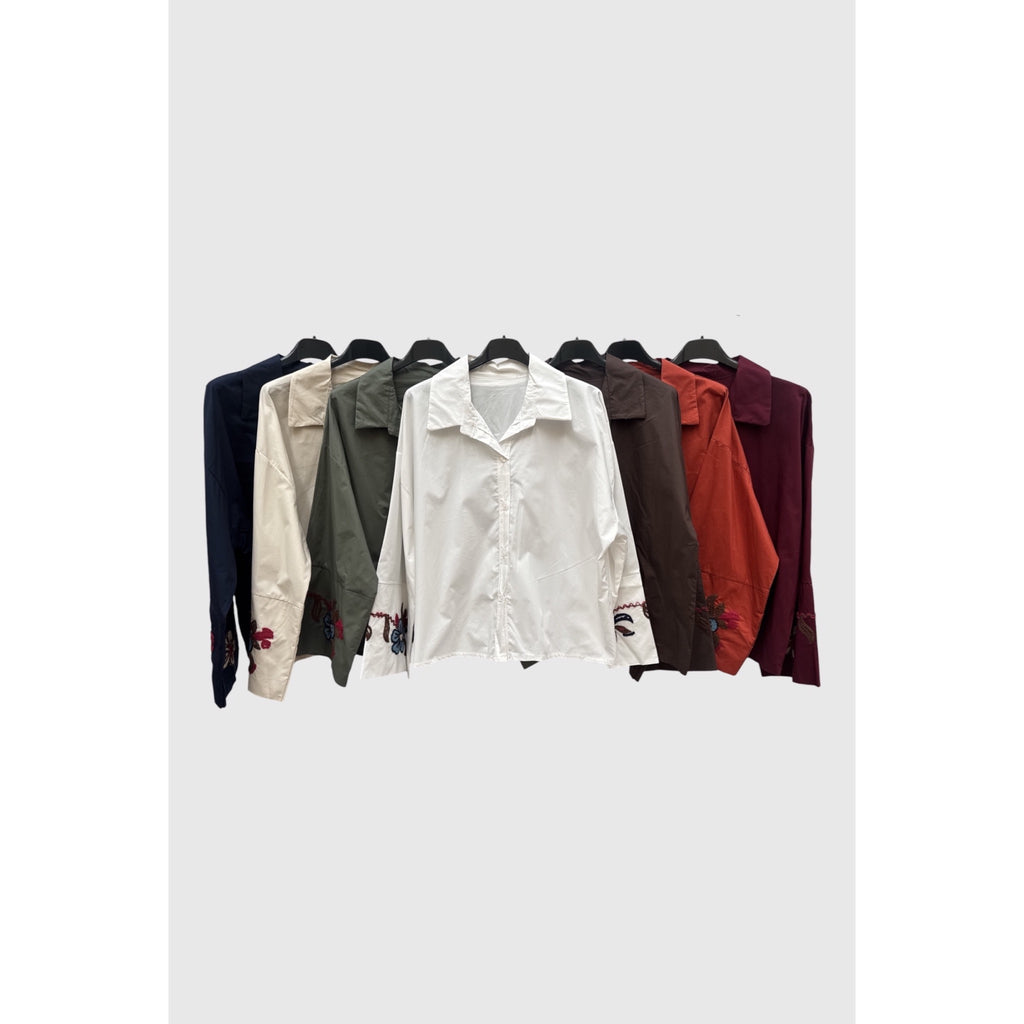 Camisas con bordados florales en las mangas en marino, beige, kaki, blanco, marrón, caldera y granate.