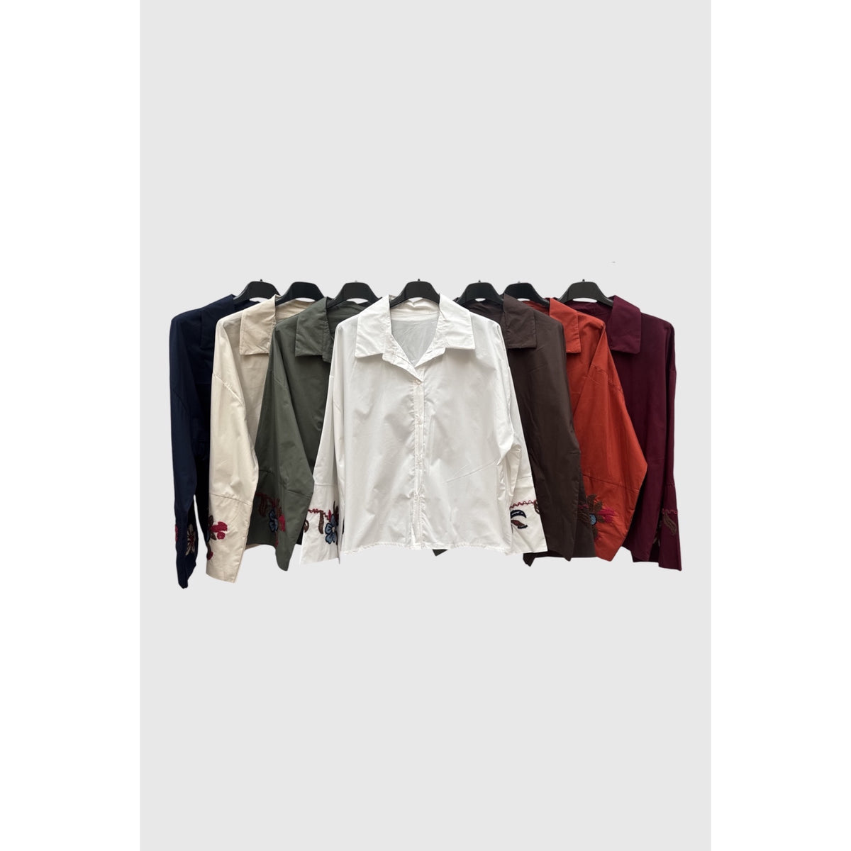 Camisas con bordados florales en las mangas en marino, beige, kaki, blanco, marrón, caldera y granate.