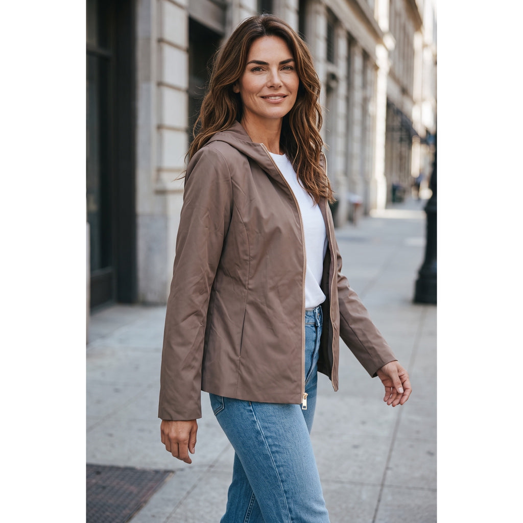 Chaqueta de tono topo para mujer con capucha y cremallera, vista de tres cuartos - POLITA 14812531