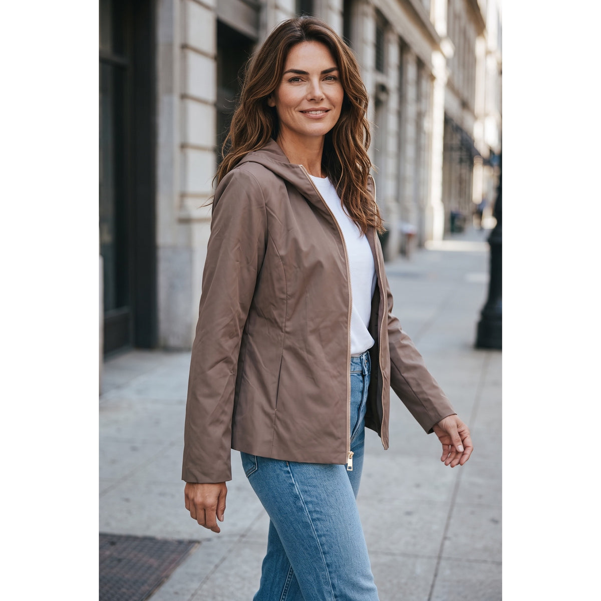 Chaqueta de tono topo para mujer con capucha y cremallera, vista de tres cuartos - POLITA 14812531