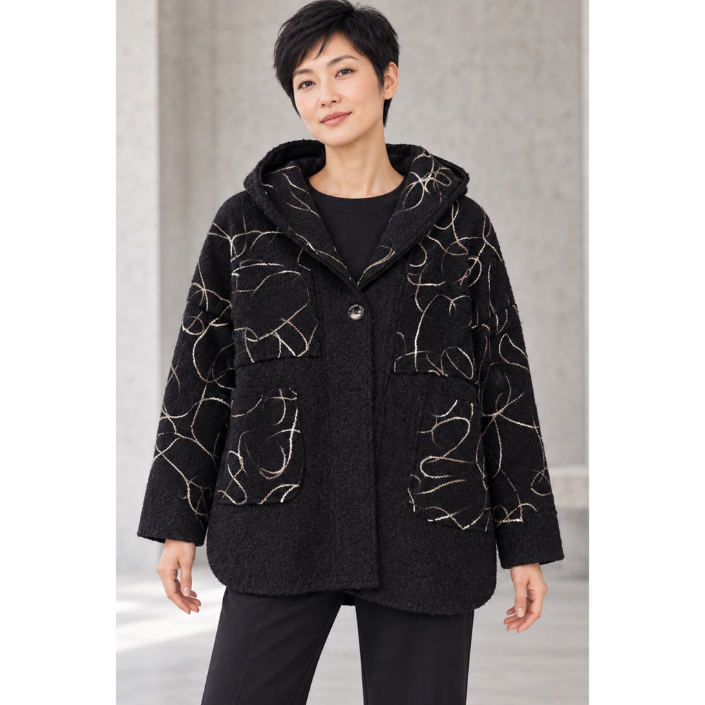 Modelo con chaqueta negra de capucha, líneas curvas claras a contraste y bolsillos de parche - POLITA 148299367A.
