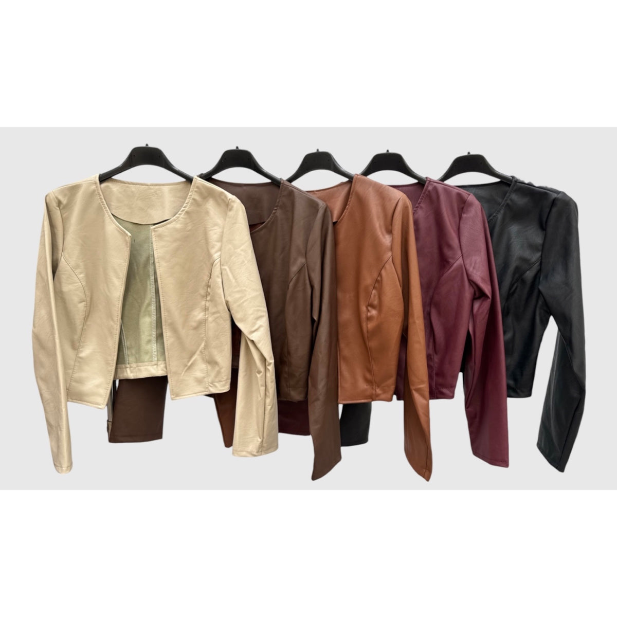 Chaqueta corta de efecto piel presentada en beige claro, marrón, cuero, granate y negro - POLITA 14811213