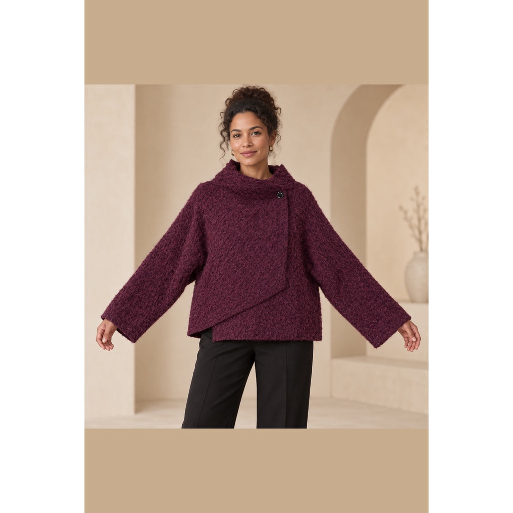 Modelo con abrigo granate de textura afelpada, cuello envolvente y cierre cruzado con botón lateral - POLITA 14829663.