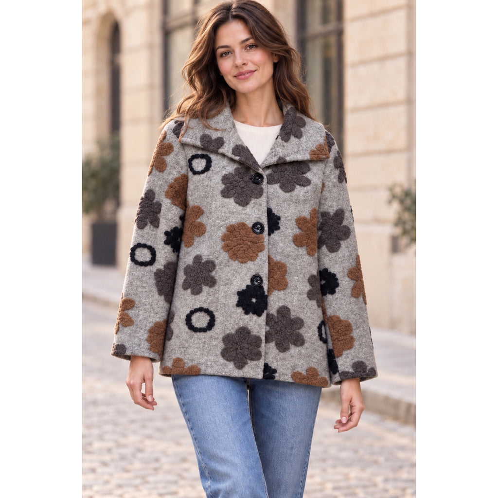Modelo con chaqueta clara de flores en relieve en tonos camel, gris y negro, con cuello amplio y botones - POLITA 14829028A.