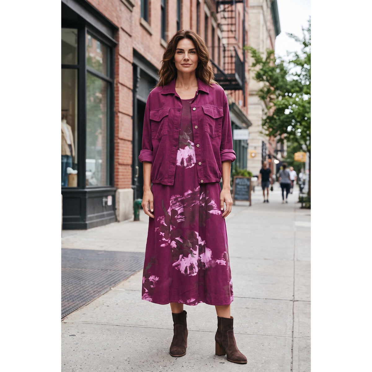 Conjunto de pana en tono burdeos con vestido de estampado floral y chaqueta lisa, vista puesta - POLITA 14846465A