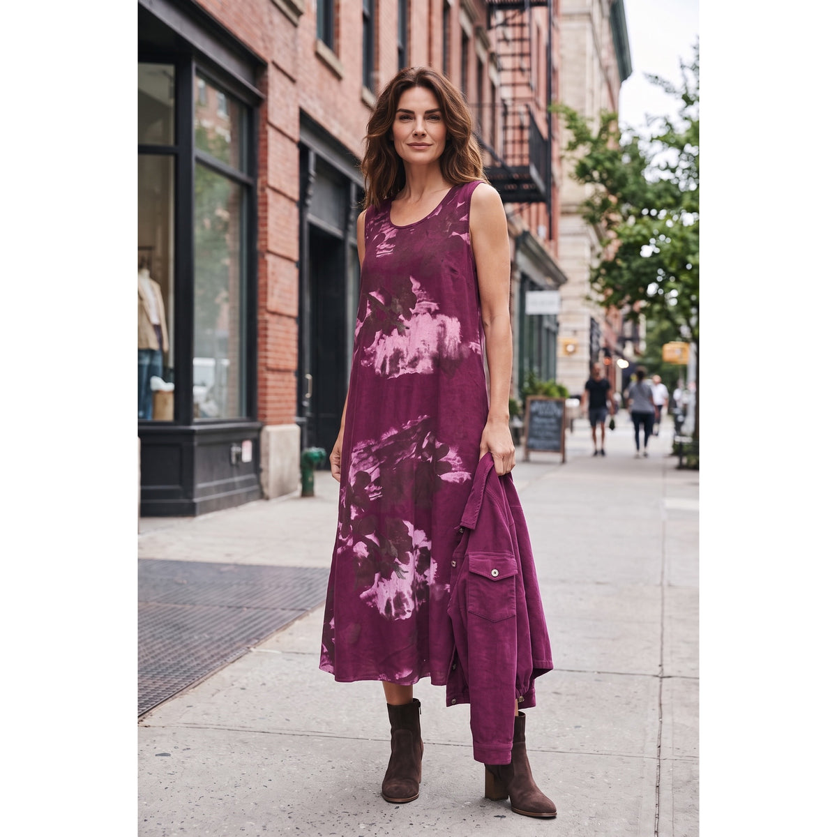 Vestido sin mangas con estampado floral en tono burdeos, con la chaqueta a juego en la mano - POLITA 14846465A