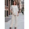 Pantalón de punto beige claro de pernera recta y amplia, mostrado con un jersey a juego vendido por separado - POLITA 14611038.