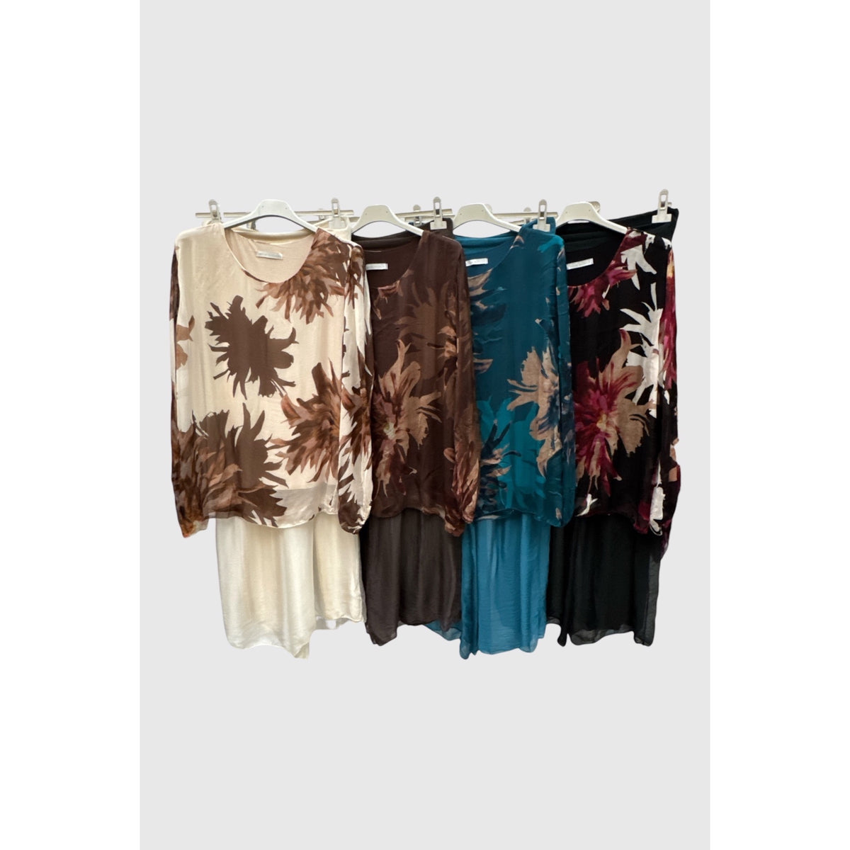 Conjuntos de seda con blusa floral y pantalón liso a juego en crema, choco, azul petróleo y negro.