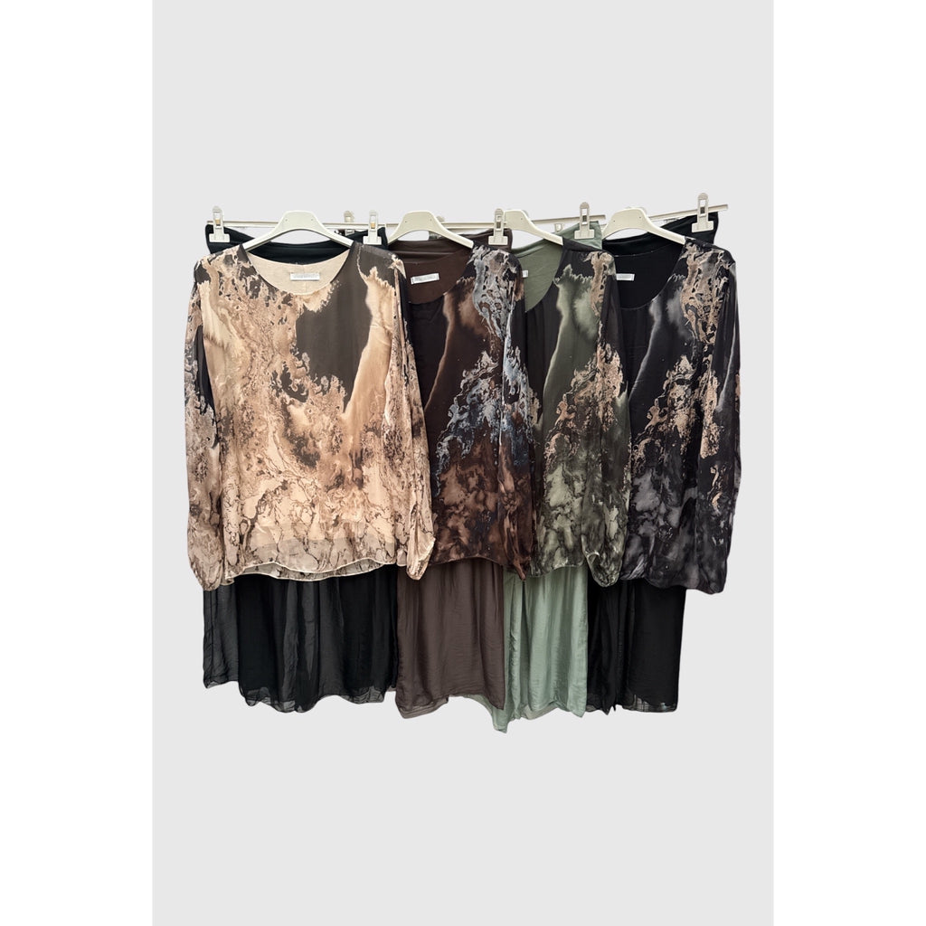 Conjuntos de seda con blusa de estampado marmoleado y pantalón liso en combinaciones beige y negro, marrón, caqui y negro.