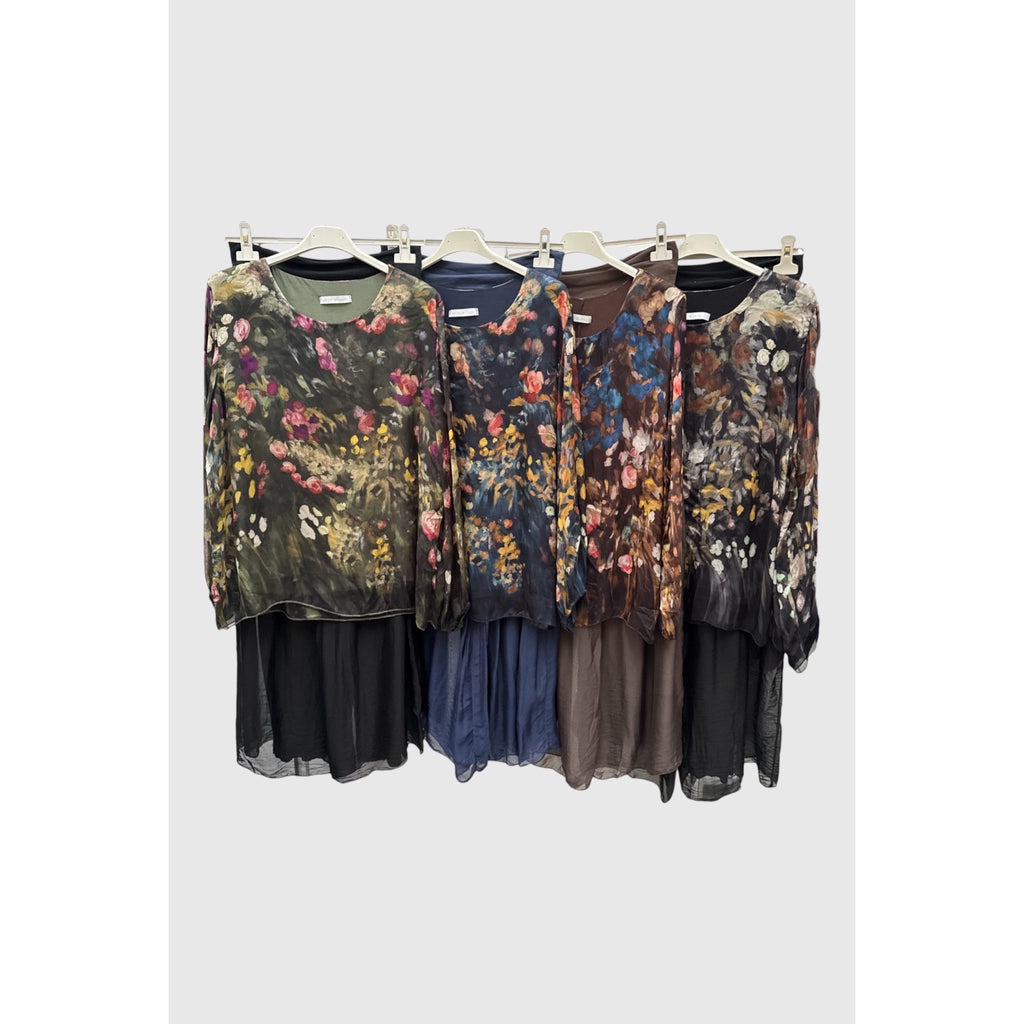Conjuntos de seda con blusa floral y pantalón liso en combinaciones de kaki, azul marino, choco y negro.