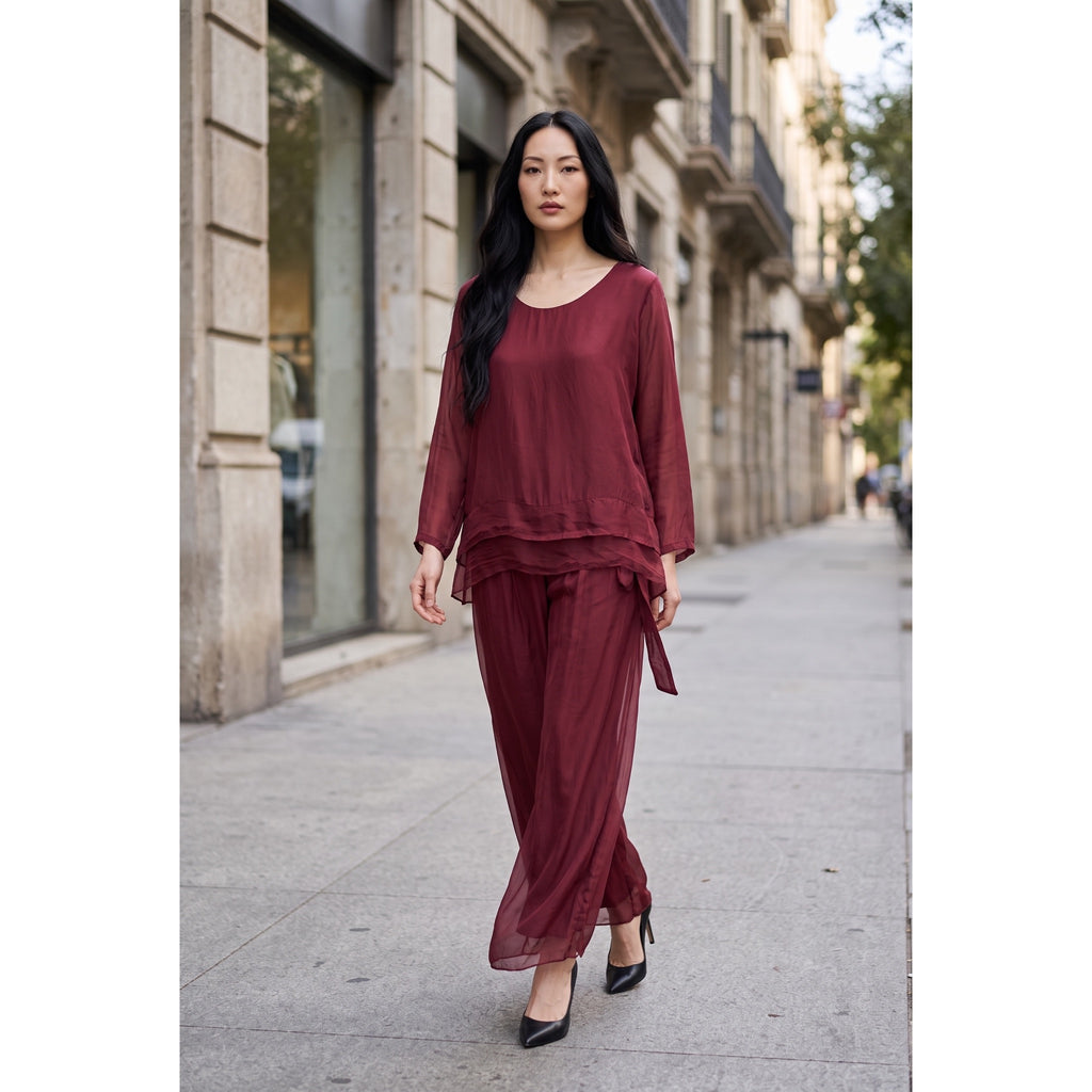 Conjunto de seda en burdeos con blusa de escote redondo y pantalón largo ancho, vista puesta - POLITA 1419C878973
