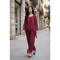 Conjunto de seda en burdeos con blusa de escote redondo y pantalón largo ancho, vista puesta - POLITA 1419C878973