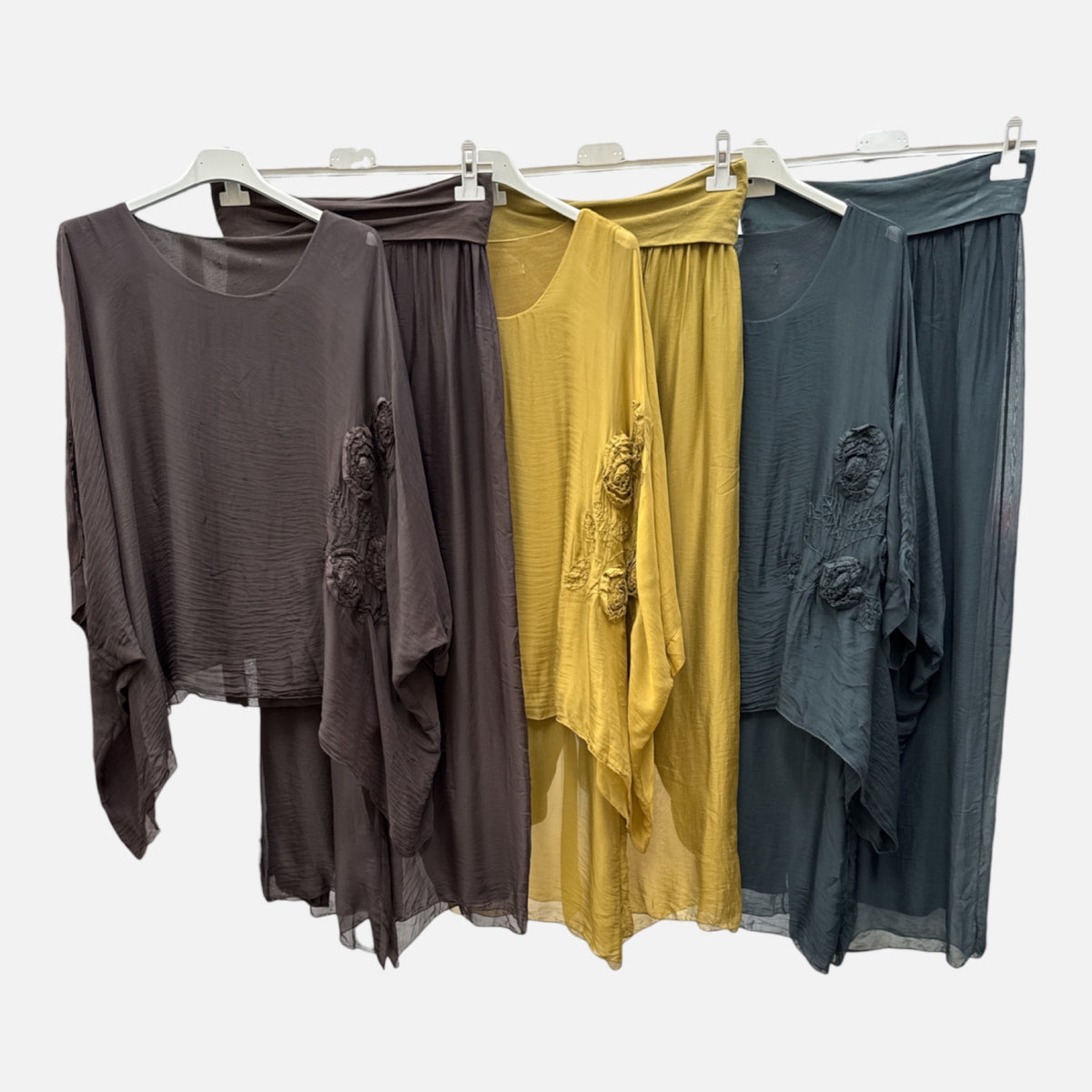 Conjunto de blusa con flores en relieve y pantalón a juego en gris oscuro, pistacho y choco - POLITA 1419C7234FL.