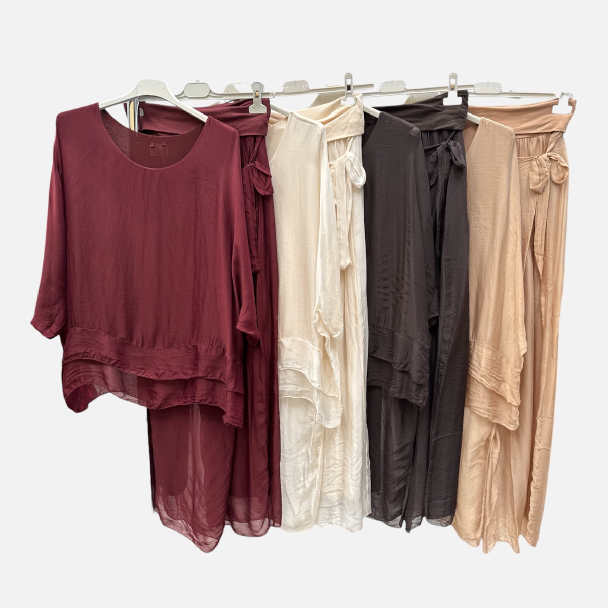 Conjunto de seda de blusa y pantalón presentado en granate, beige, choco y camel - POLITA 1419C878973