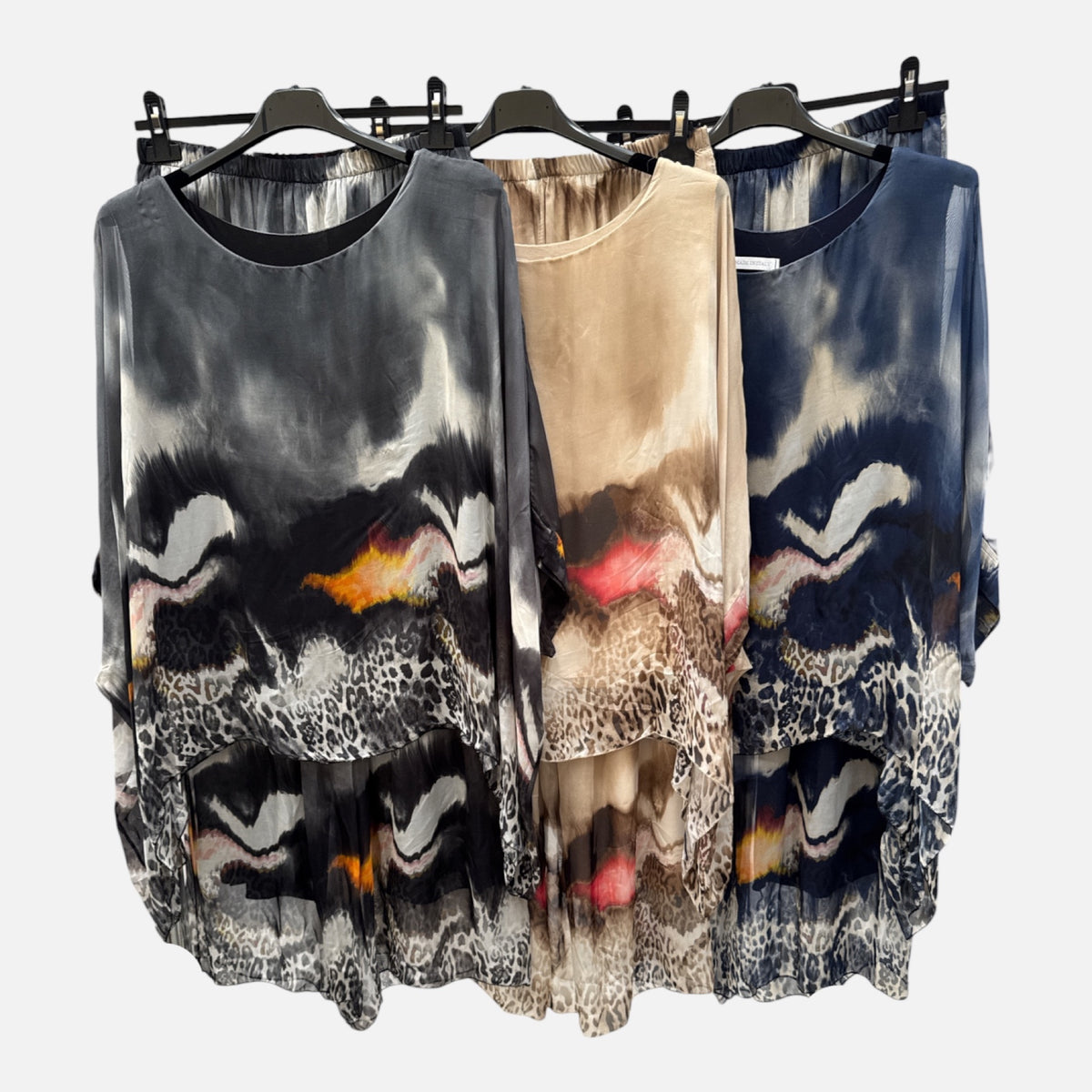 Conjunto de seda de blusa y pantalón con estampado digital presentado en gris, beige y azul marino - POLITA 1438C780111A