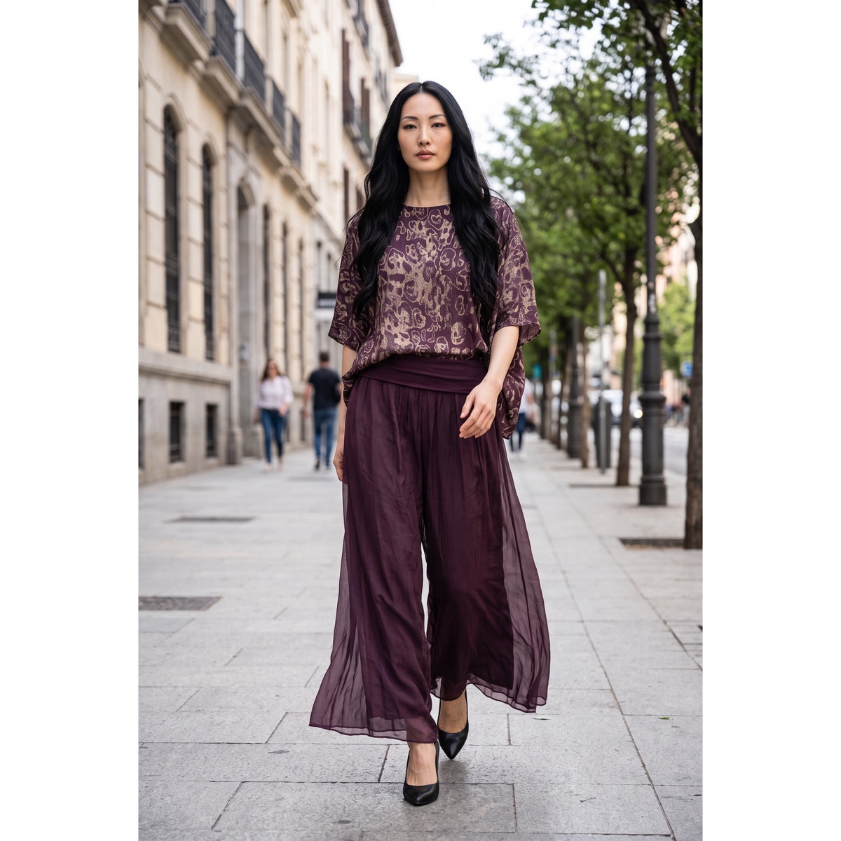 Modelo con conjunto de seda berenjena, blusa con estampado de purpurina dorada y pantalón ancho a juego - POLITA 1419c7234A.