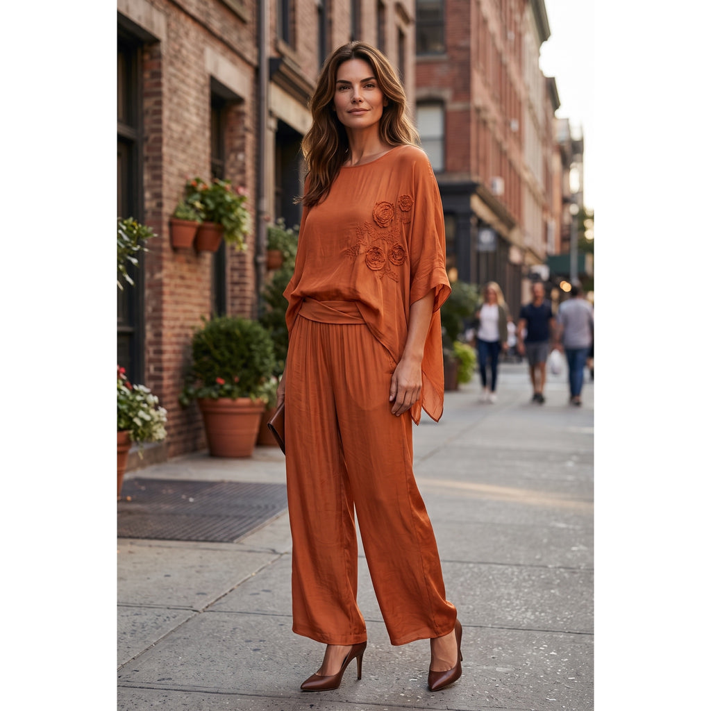 Conjunto de seda naranja con blusa de flores en relieve y pantalón ancho, llevado por una modelo - POLITA 1419C7234FL.