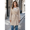 Gabardina beige para mujer con doble botonadura y cinturón anudado, vista frontal - POLITA 14813080