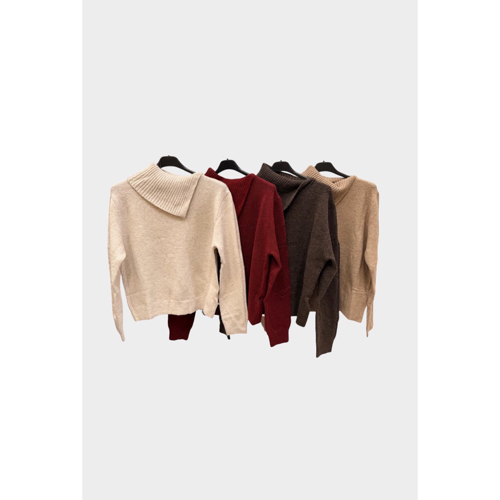Jersey de punto con cuello asimétrico de canalé en cuatro colores: beige, granate, choco y camel.