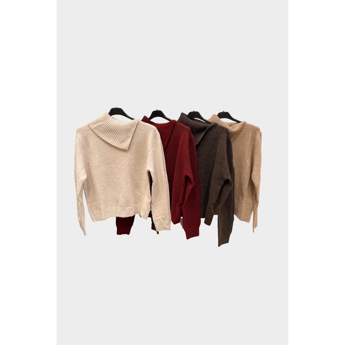 Jersey de punto con cuello asimétrico de canalé en cuatro colores: beige, granate, choco y camel.