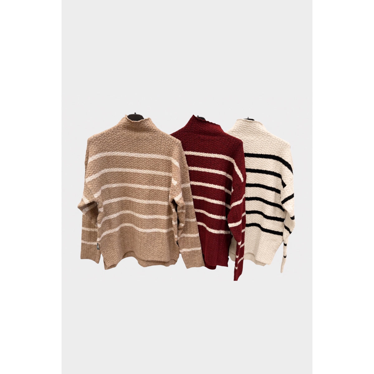 Jersey de cuello alto y rayas a contraste en tres colores: camel y crudo, burdeos y crudo, y crudo y negro.