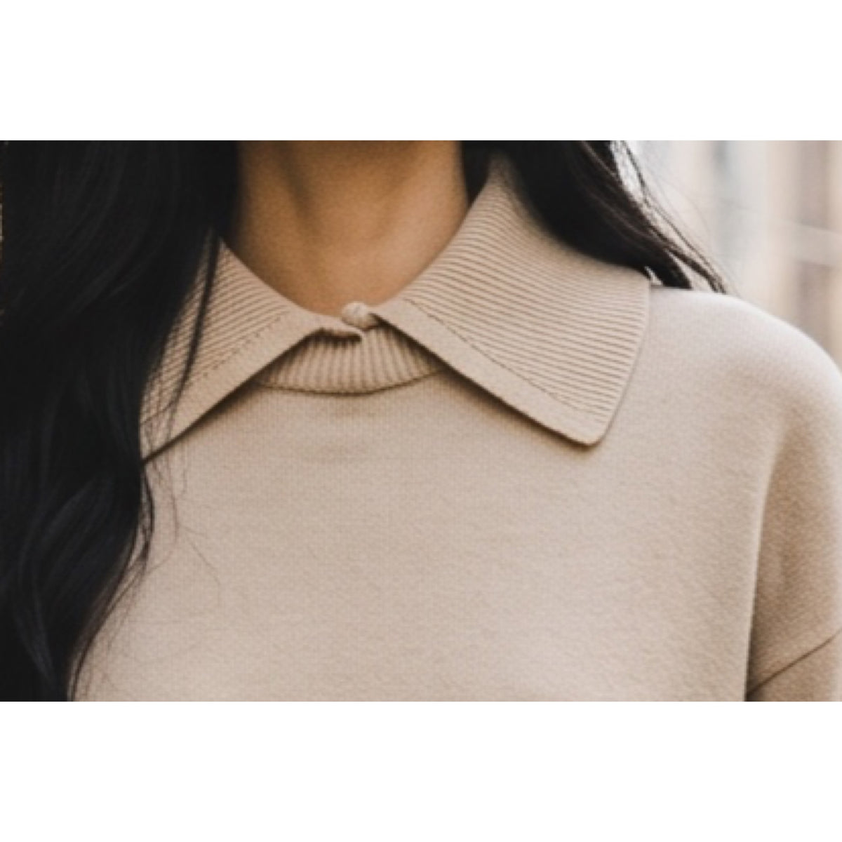 Detalle del cuello camisero de canalé del jersey beige - POLITA 14611361