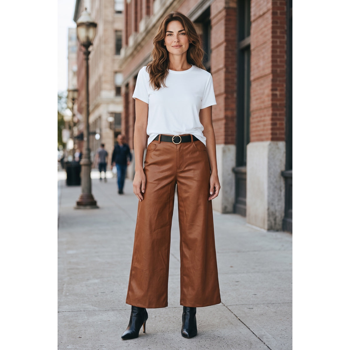 Pantalón ancho de efecto piel en tono cuero, combinado con camiseta blanca y botines - POLITA 14813015
