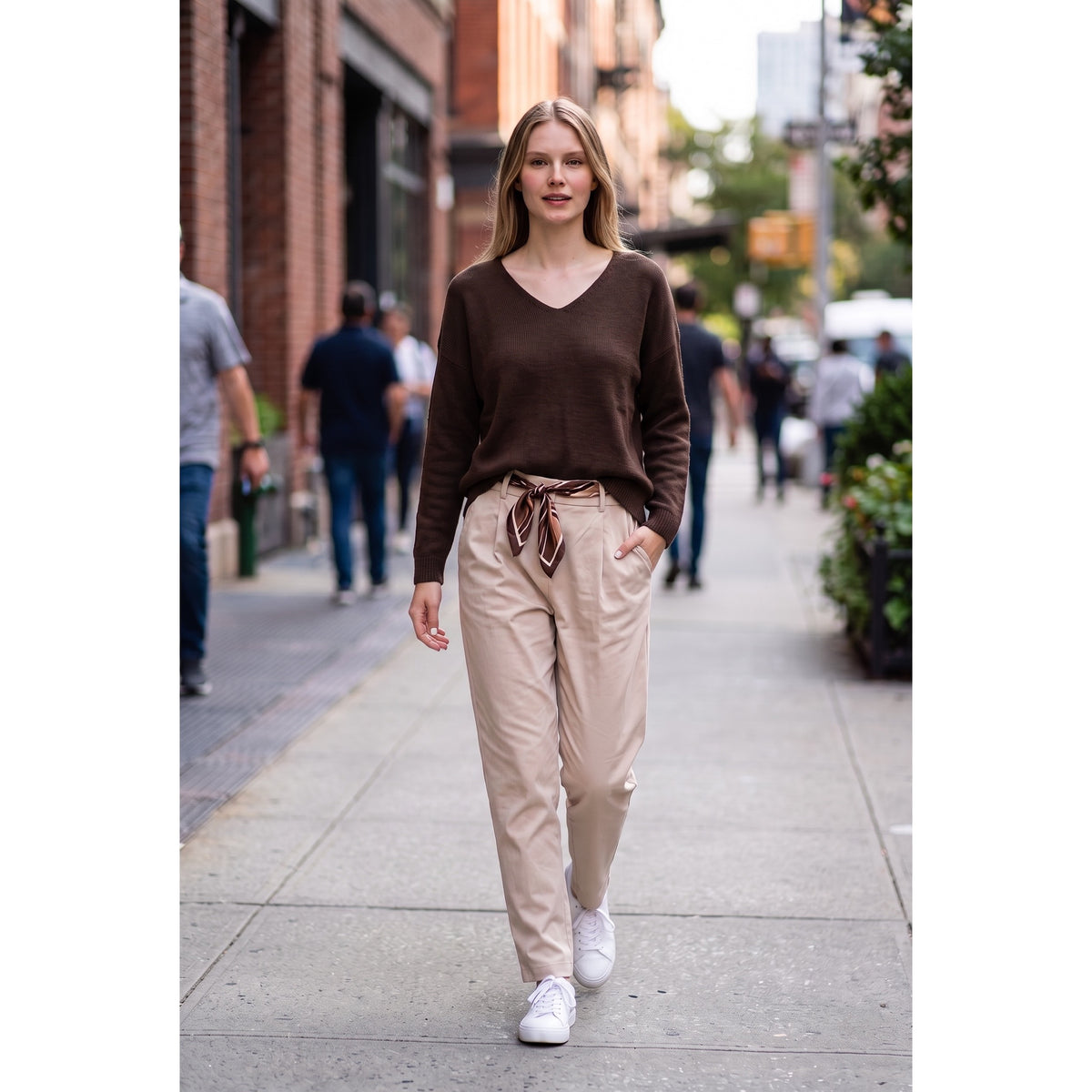 Pantalón beige con pliegues delanteros y cinturón pañuelo estampado, vista puesta - POLITA 140630141