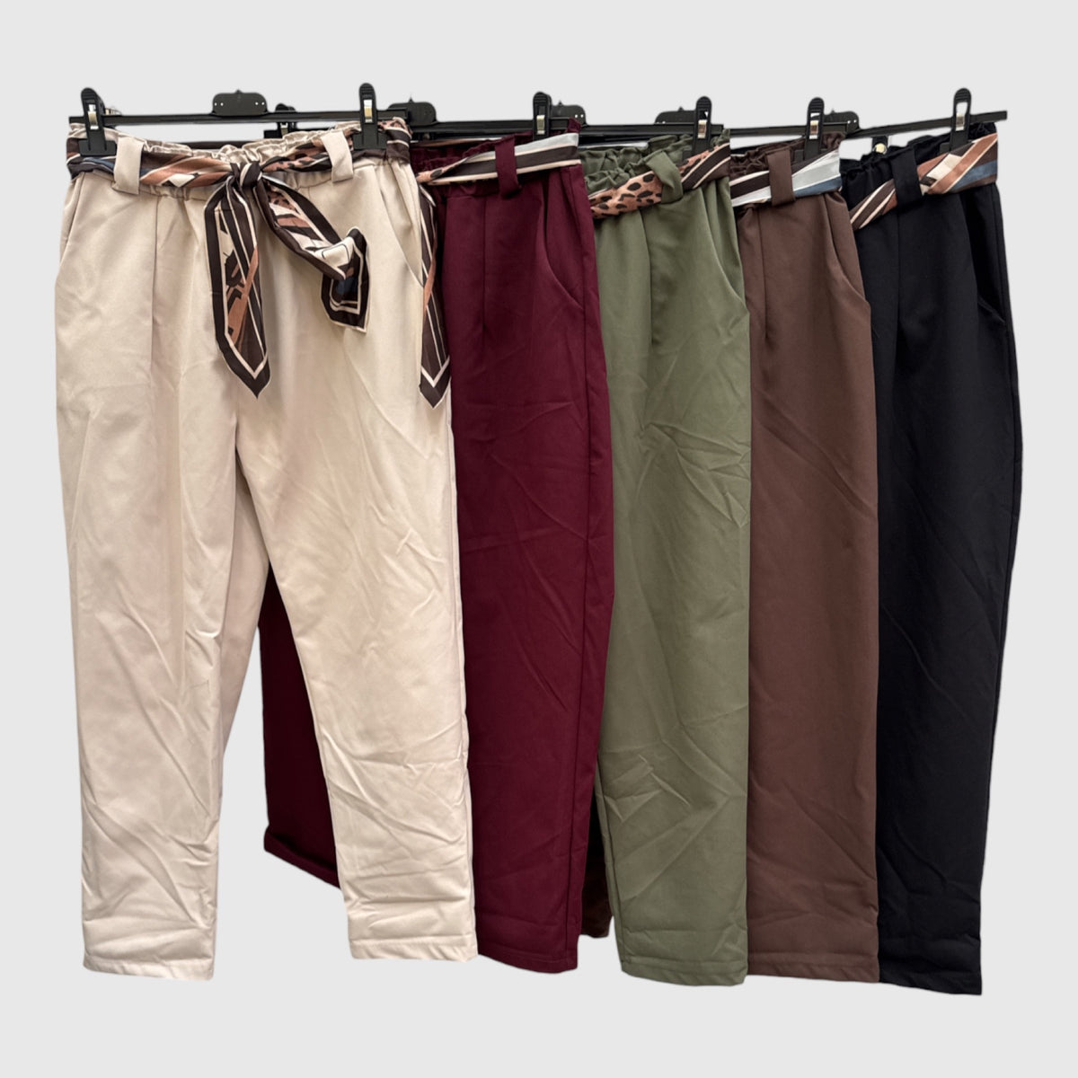 Pantalón con cinturón pañuelo estampado presentado en beige, granate, kaki, marrón y negro - POLITA 140630141