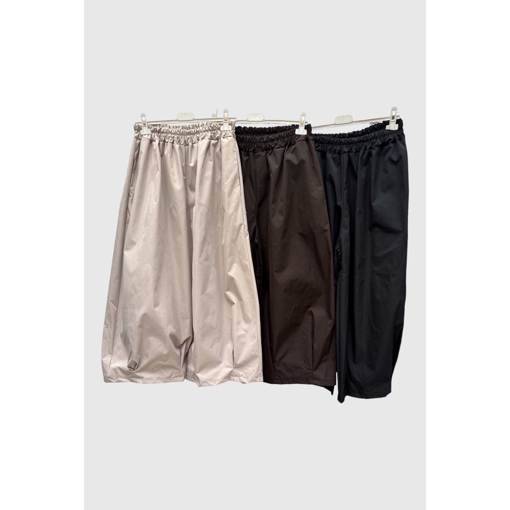 Pantalones anchos efecto trench con cintura elástica y pliegues en el bajo en beige, marrón chocolate y negro - POLITA 141468151.