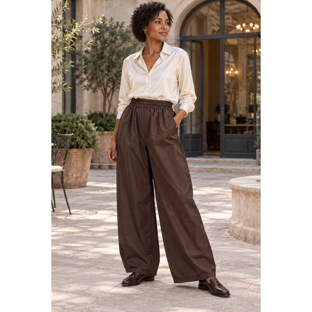 Modelo con pantalón ancho marrón chocolate, cintura elástica y bolsillos laterales - POLITA 