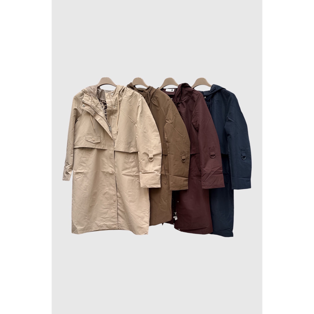 Parkas largas con capucha y bolsillos en beige, marrón, burdeos y azul marino, presentadas en perchas.