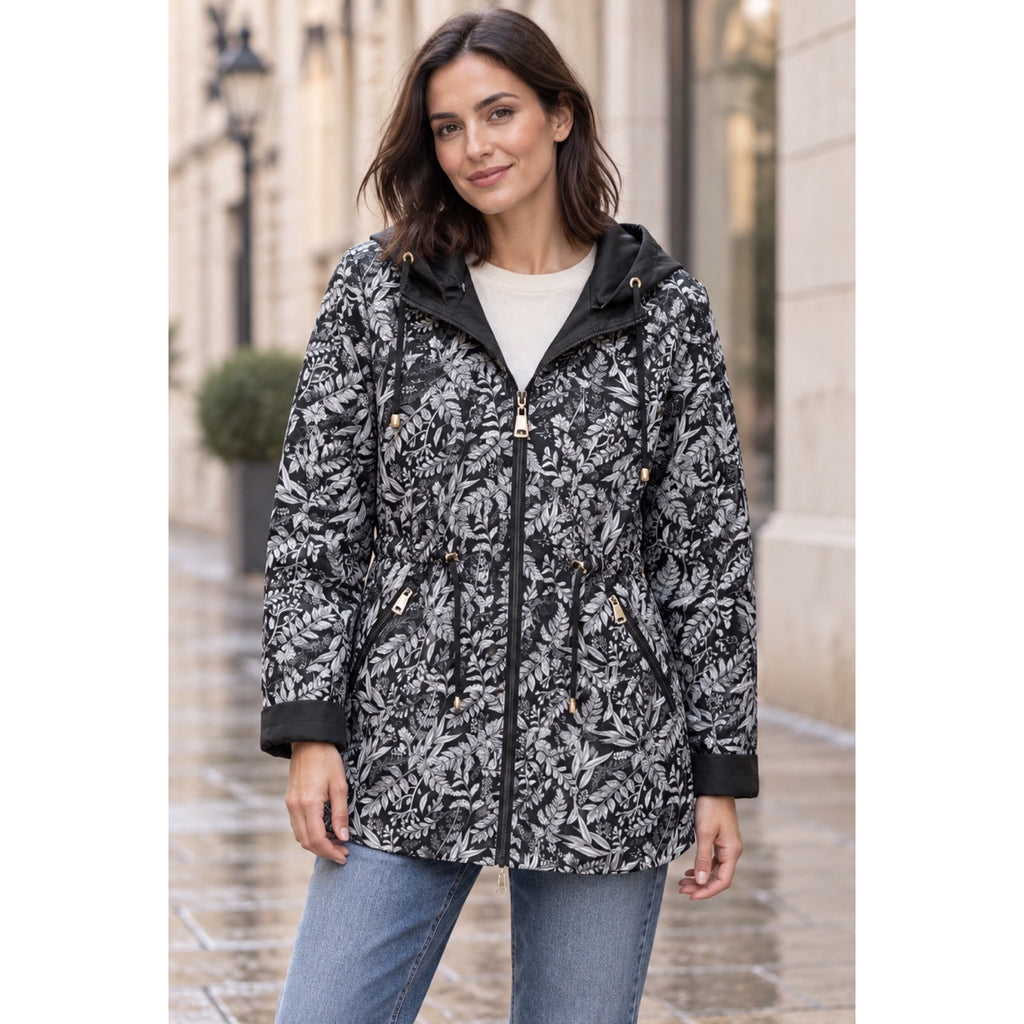 Modelo con la cara de estampado botánico de la parka reversible, con hojas claras sobre fondo negro - POLITA 14448001.