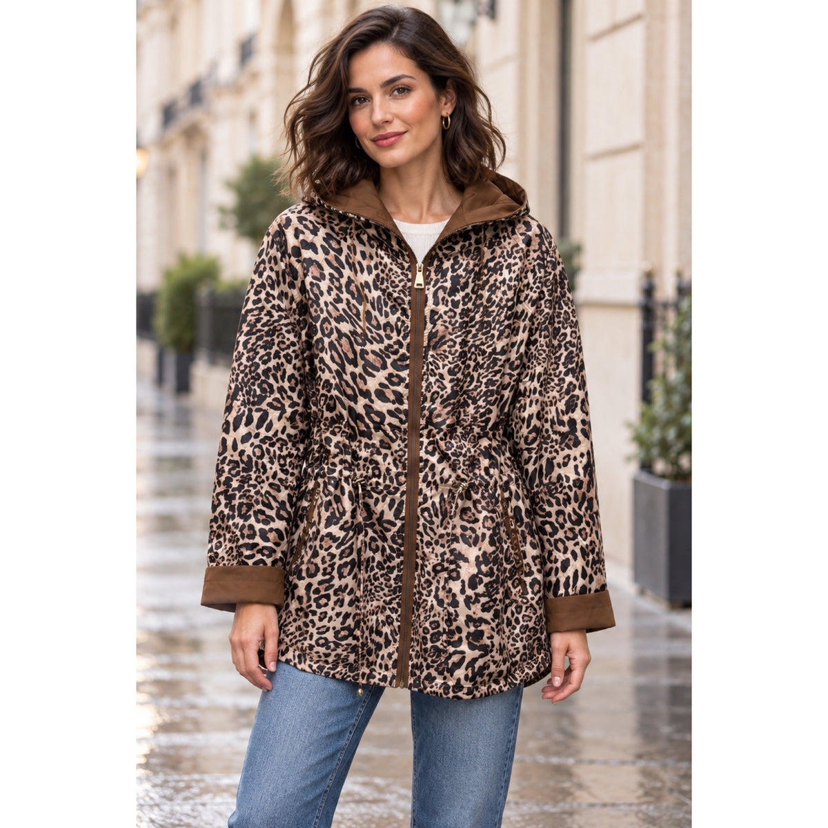 Modelo con la cara de estampado de leopardo de la parka reversible, con capucha y puños marrones - POLITA 14448013.