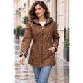 Modelo con parka reversible marrón, cintura ajustable y detalles de leopardo en capucha y puños - POLITA 14448013.