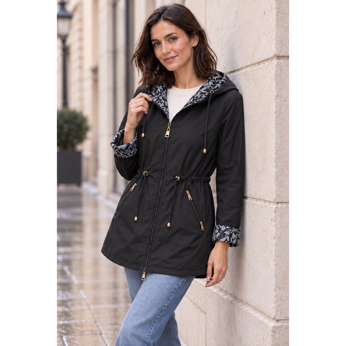 Modelo con parka reversible negra, capucha con interior botánico y cintura ajustable - POLITA 14448001.