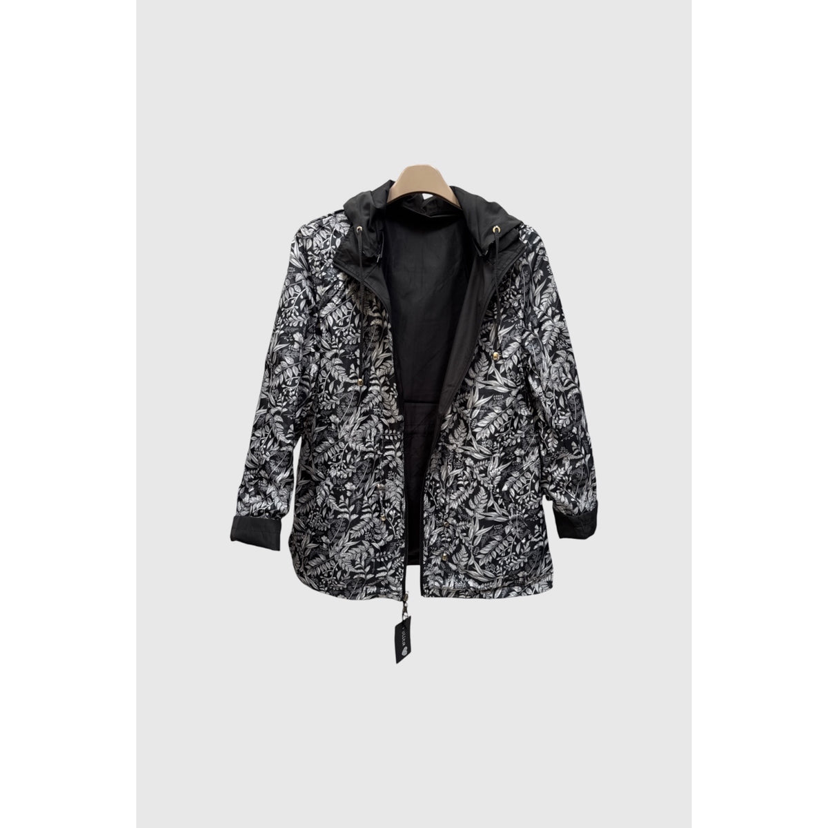 Cara botánica de la parka reversible, con motivos de hojas y ramas y reverso negro liso - POLITA 14448001.