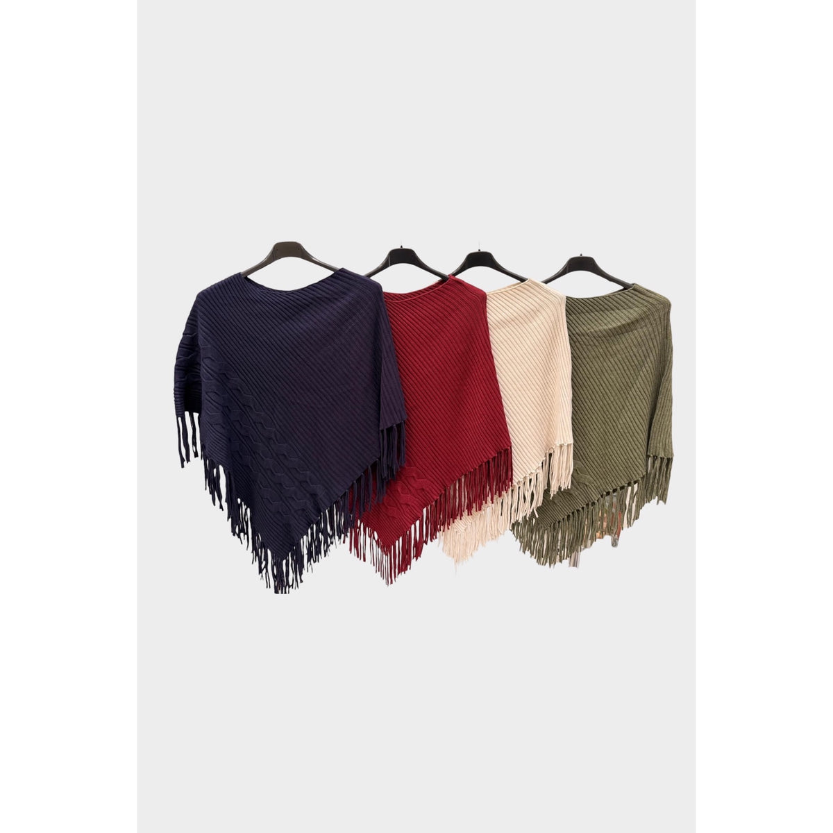 Ponchos de punto con trenzas y flecos en azul marino, burdeos, crudo y verde caqui.